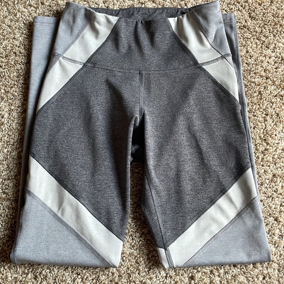 GREY Old Navy active leggings, grey color palette, size Womens S. - Picture 4 of 4